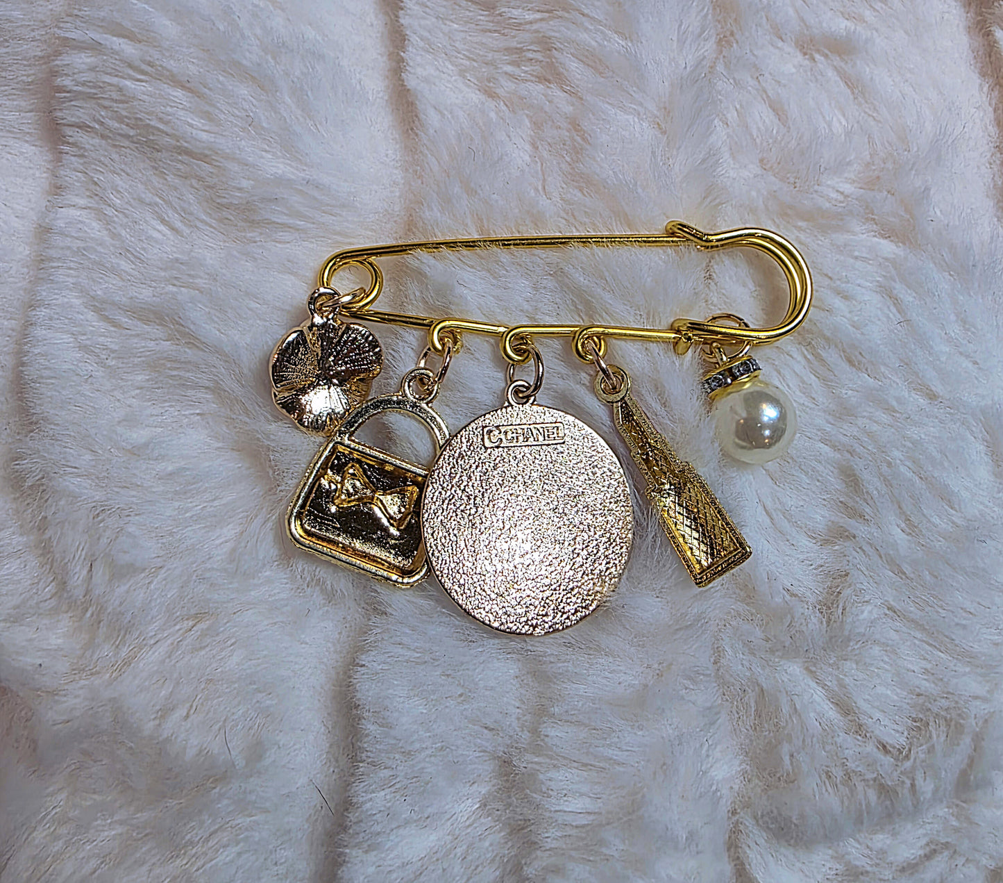 Smooches Brooch